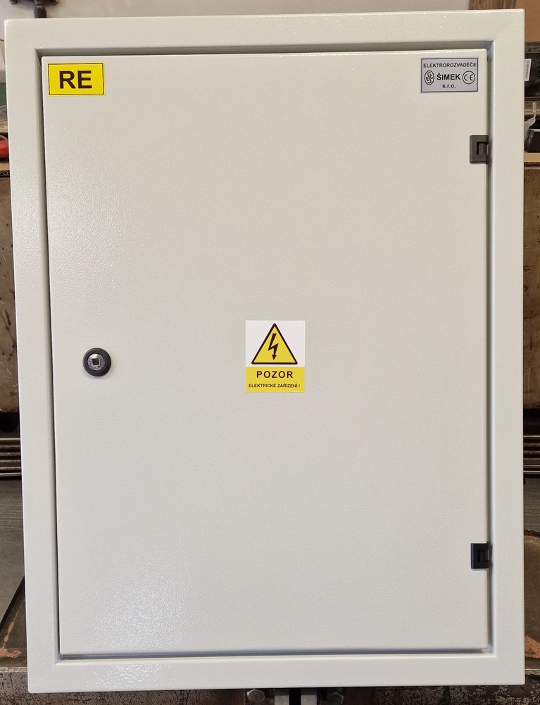 Rozvaděč elektroměrový,RE/Z/101HS + FVE, plechový, 3-fázový, 1x dvousazbový, ČEZ+E.ON, barva světle šedá