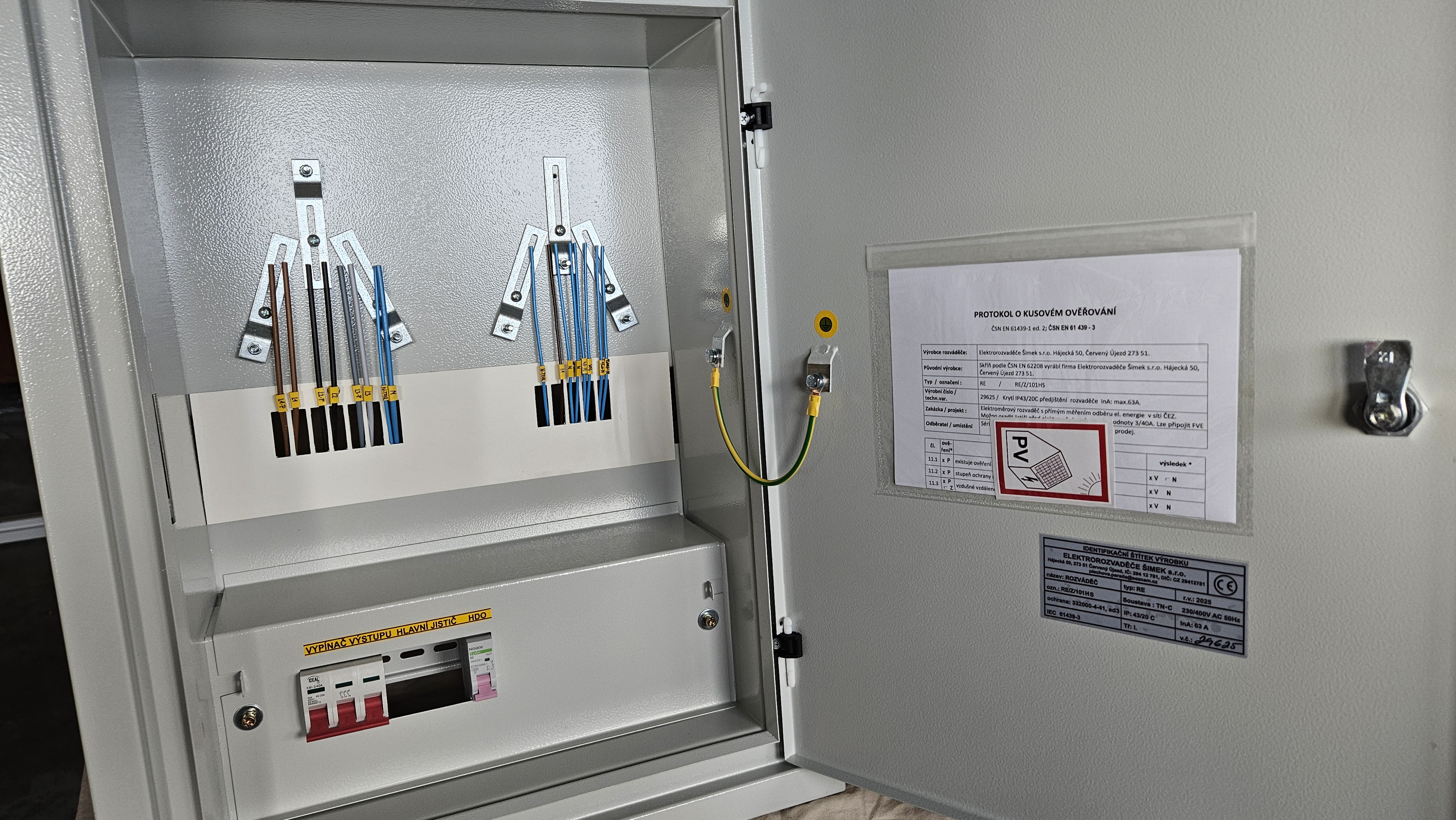 Rozvaděč elektroměrový,RE/Z/101HS + FVE, plechový, 3-fázový, 1x dvousazbový, ČEZ+E.ON, barva světle šedá