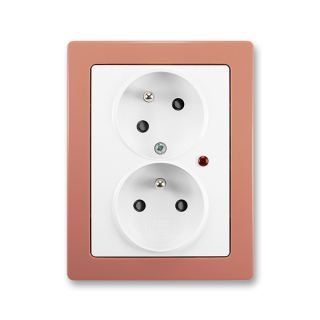 Zásuvka kompletní dvojnásobná, pootočená, přepěťová ochr., 5593J-C02357 B1R3, ABB, Swing®L, jasně bílá / cihlová